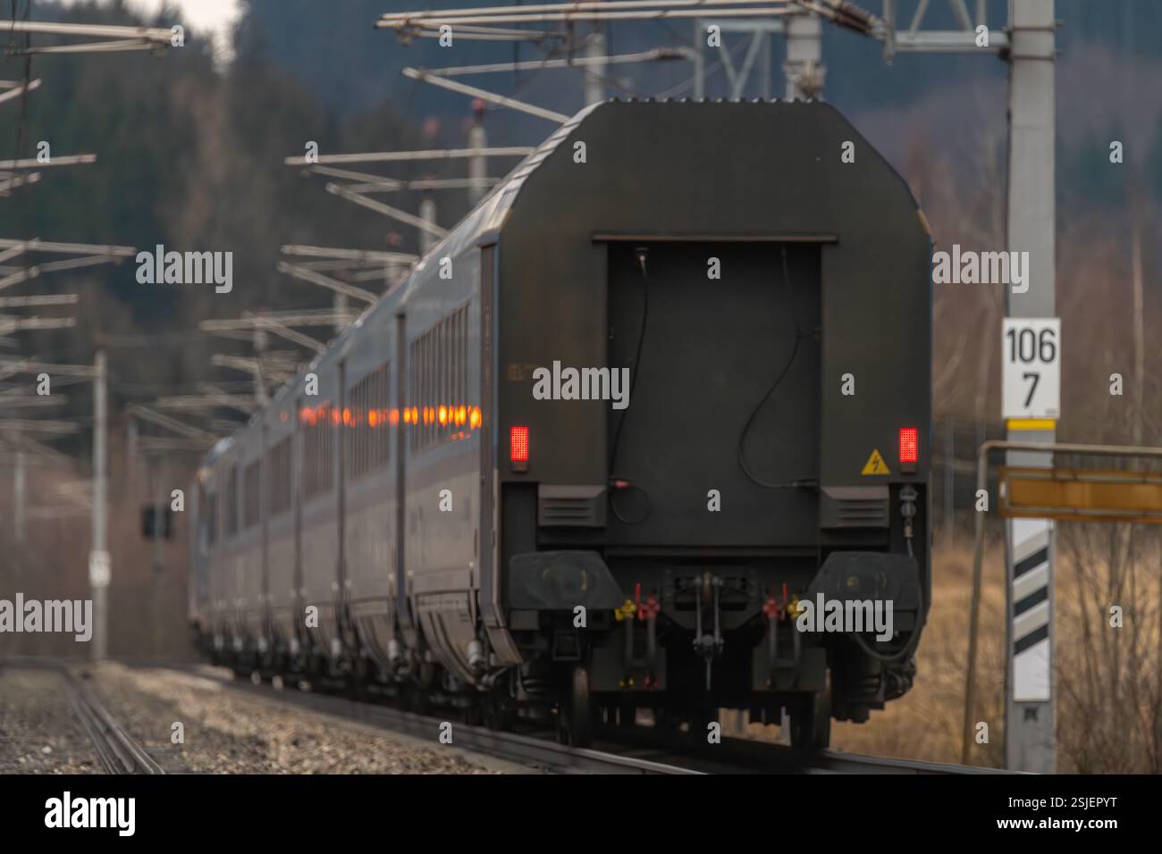 Elektrozüge in den österreichischen Bergen fahren im Winter ohne Schnee bei Semmering Austria 02 01 2025 Stockfoto