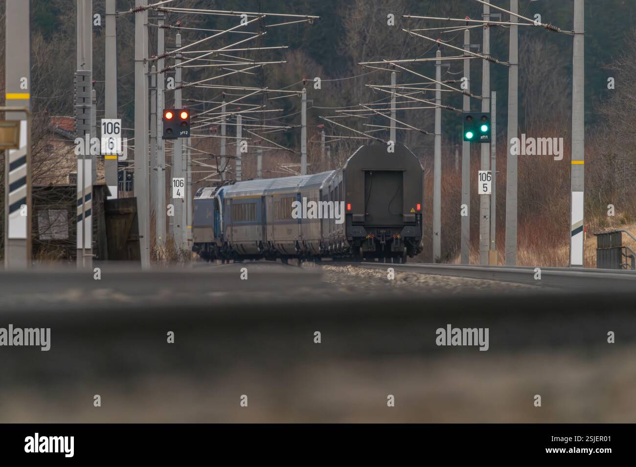 Elektrozüge in den österreichischen Bergen fahren im Winter ohne Schnee bei Semmering Austria 02 01 2025 Stockfoto