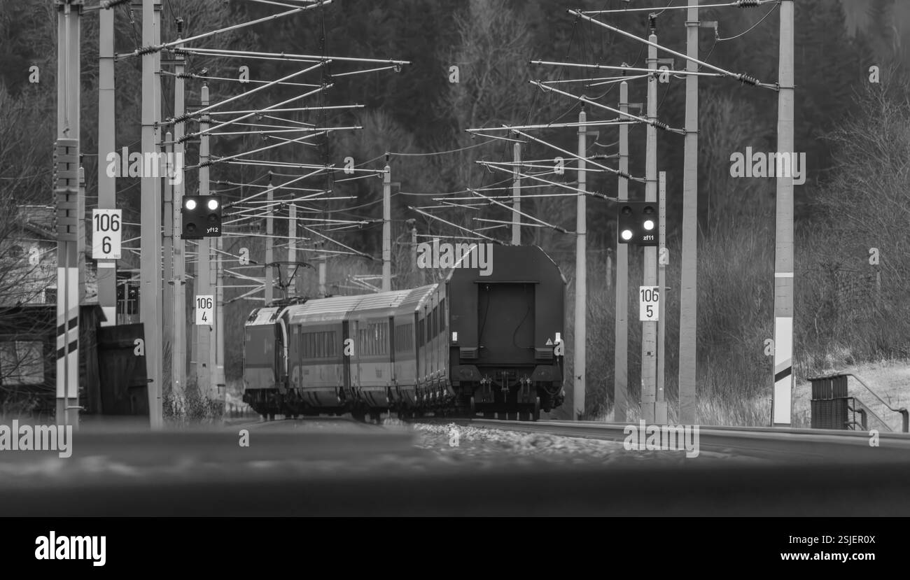 Elektrozüge in den österreichischen Bergen fahren im Winter ohne Schnee bei Semmering Austria 02 01 2025 Stockfoto