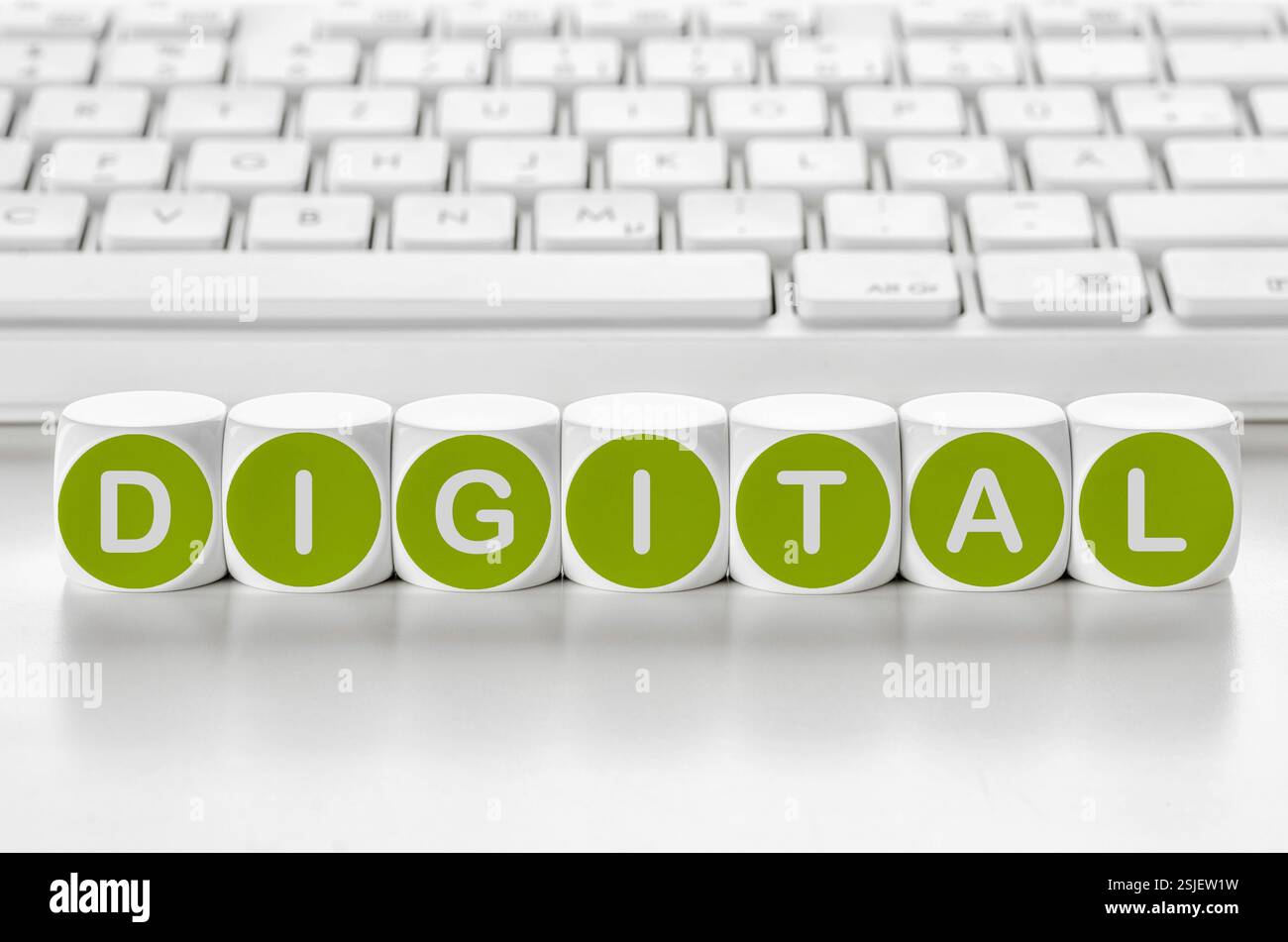 Buchstabenwürfel vor einer Tastatur – Digital Stockfoto