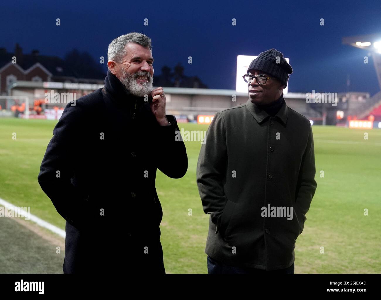 Roy Keane (links) und Ian Wright (rechts) kommen vor dem Spiel der vierten Runde des Emirates FA Cup in St. James Park, Exeter. Bilddatum: Dienstag, 11. Februar 2025. Stockfoto