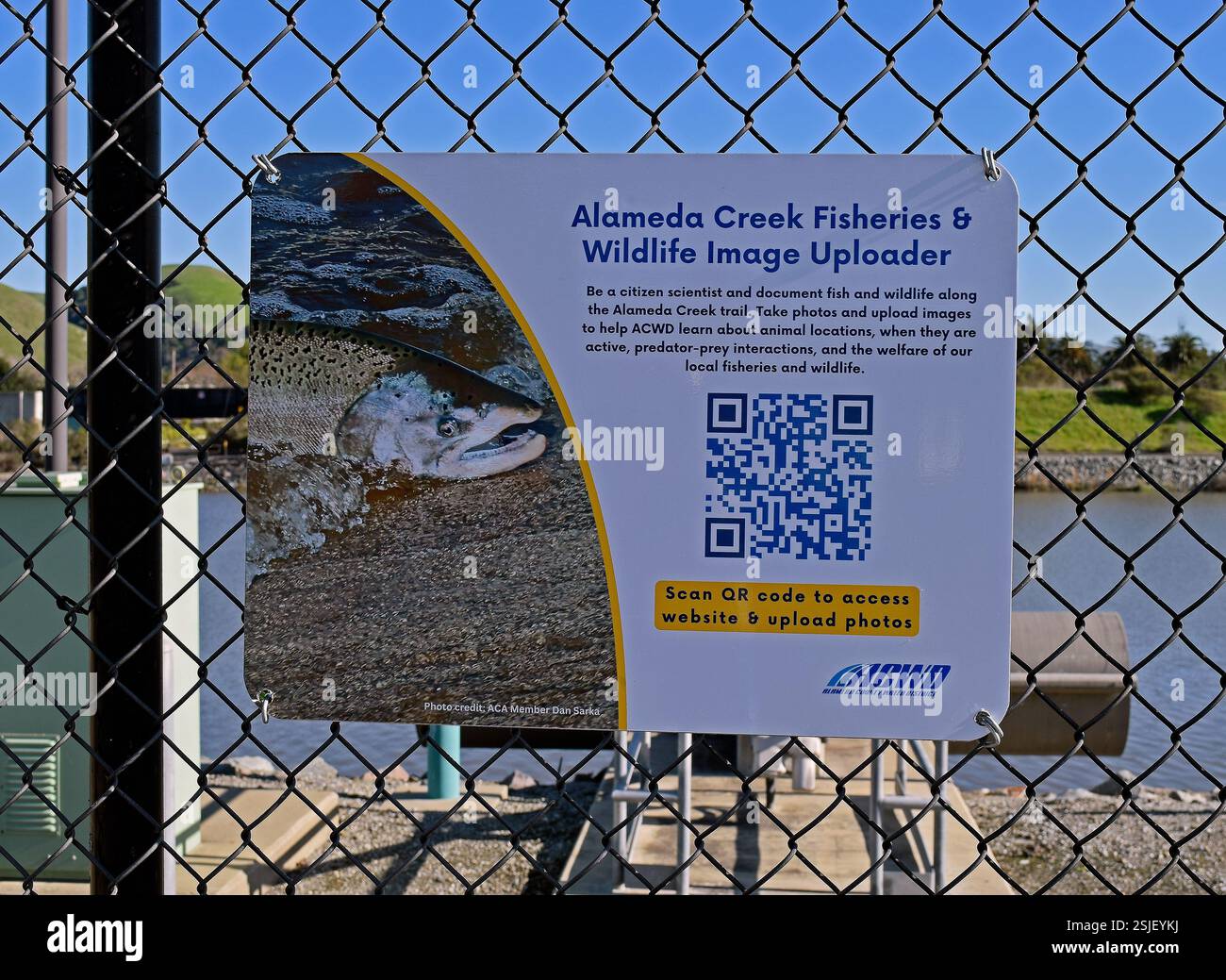 Informationsschild zum Alameda County Water District über die Alameda Creek Fischerei- und Wildlife Image Up Loader App in Fremont, Kalifornien Stockfoto