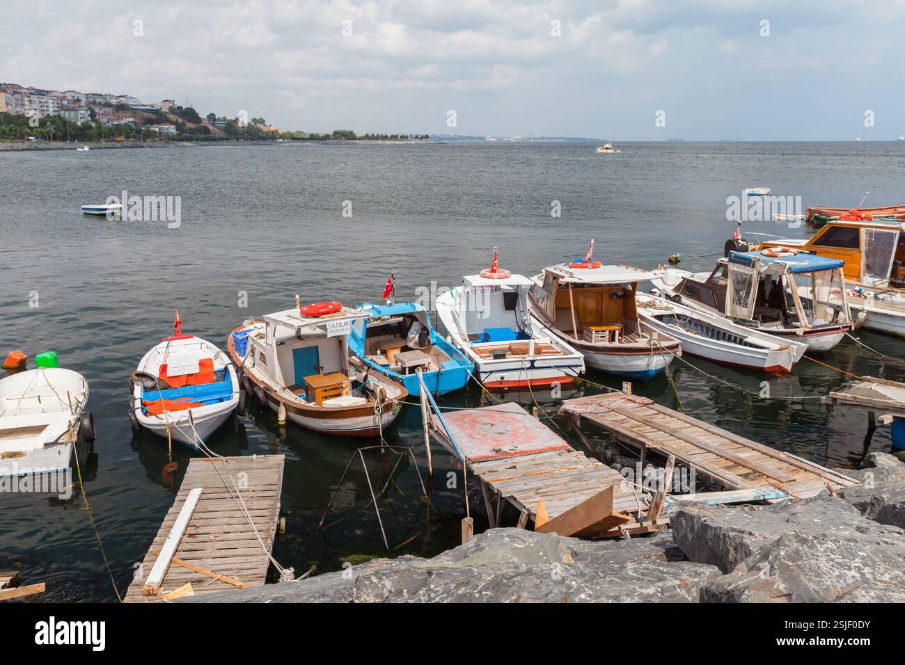 Istanbul, Türkei - 30. Juni 2016: An einem Sommertag liegen kleine Freizeitmotorboote im Hafen von Avcilar vor Stockfoto