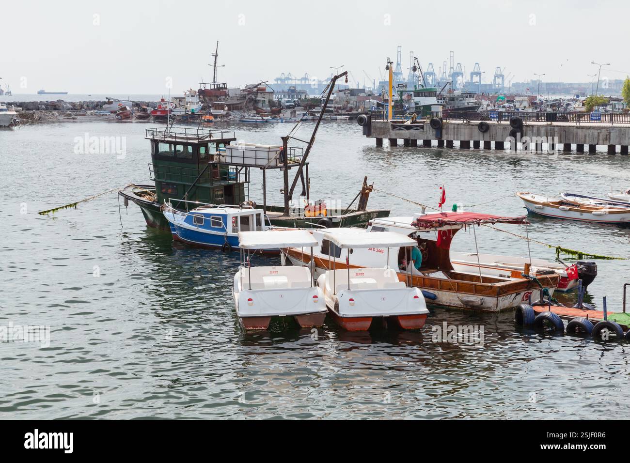 Istanbul, Türkei - 30. Juni 2016: Kleine Motorboote legen an einem Sommertag im Hafen von Avcilar an Stockfoto
