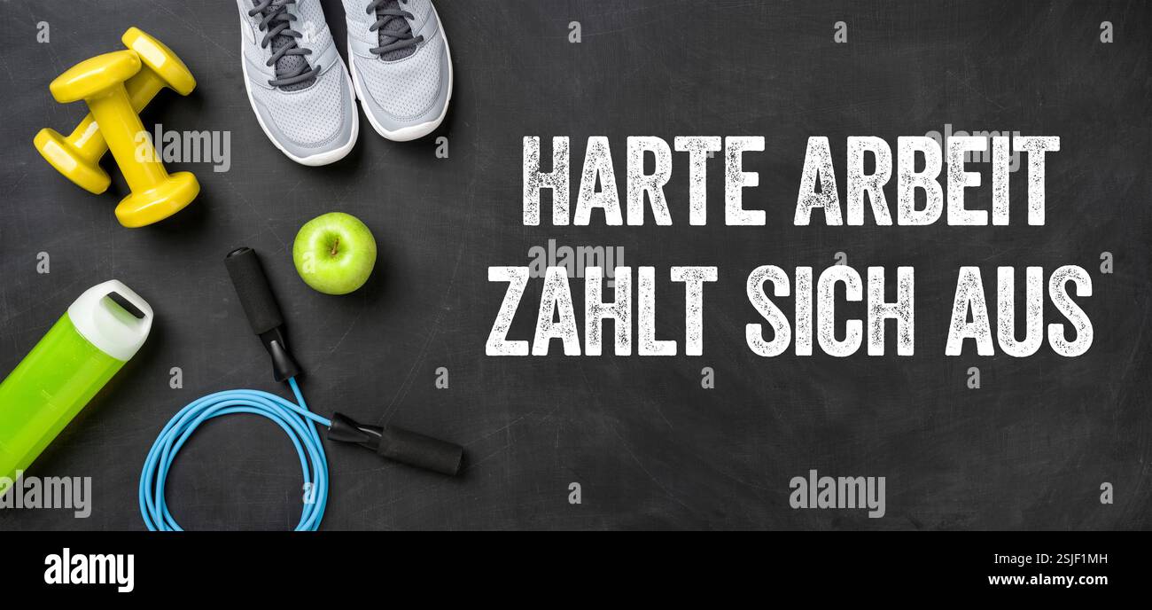 Fitnessgeräte auf dunklem Hintergrund - harte Arbeit zahlt sich aus Stockfoto