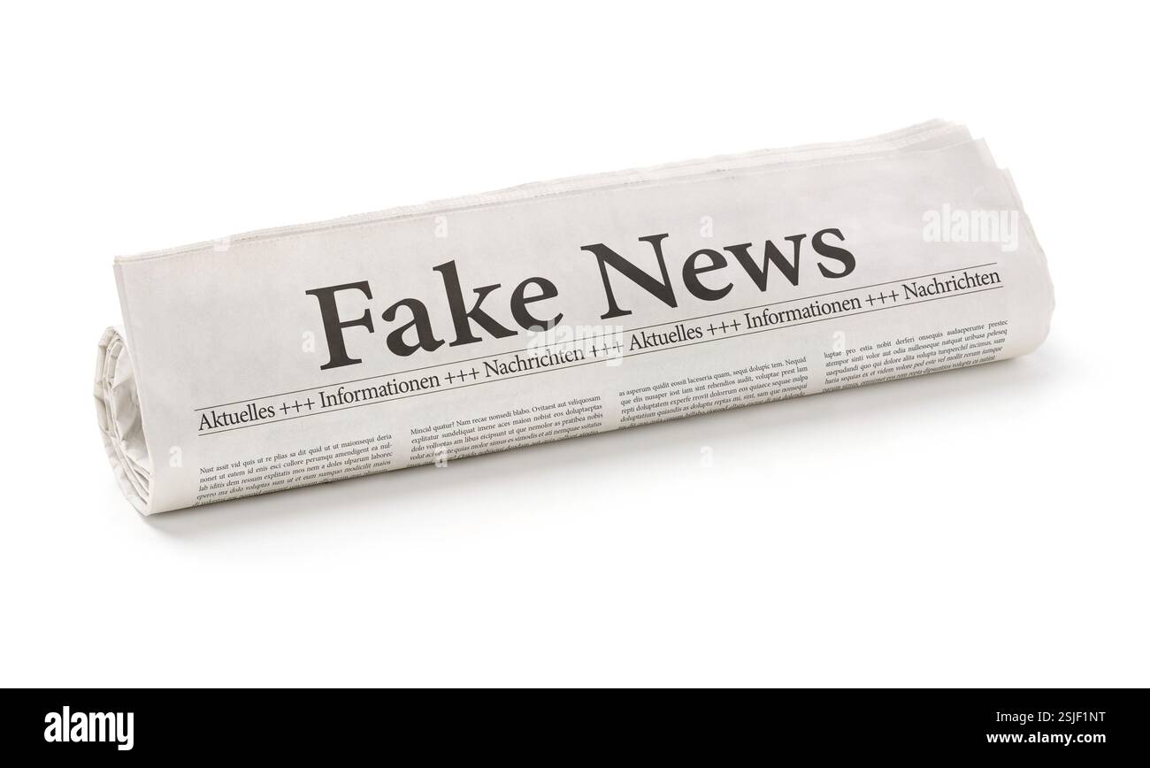 Zeitungsrolle mit der Überschrift Fake News Stockfoto