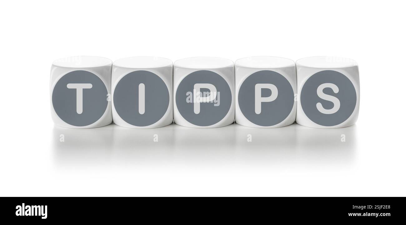 Buchstabenwürfel auf weißem Hintergrund - Tipps Stockfoto