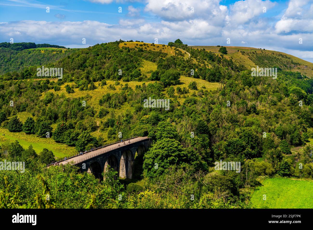 Malerischer Blick auf Monsal Dale und Grabsteinviadukt im Peak District, Derbyshire Stockfoto