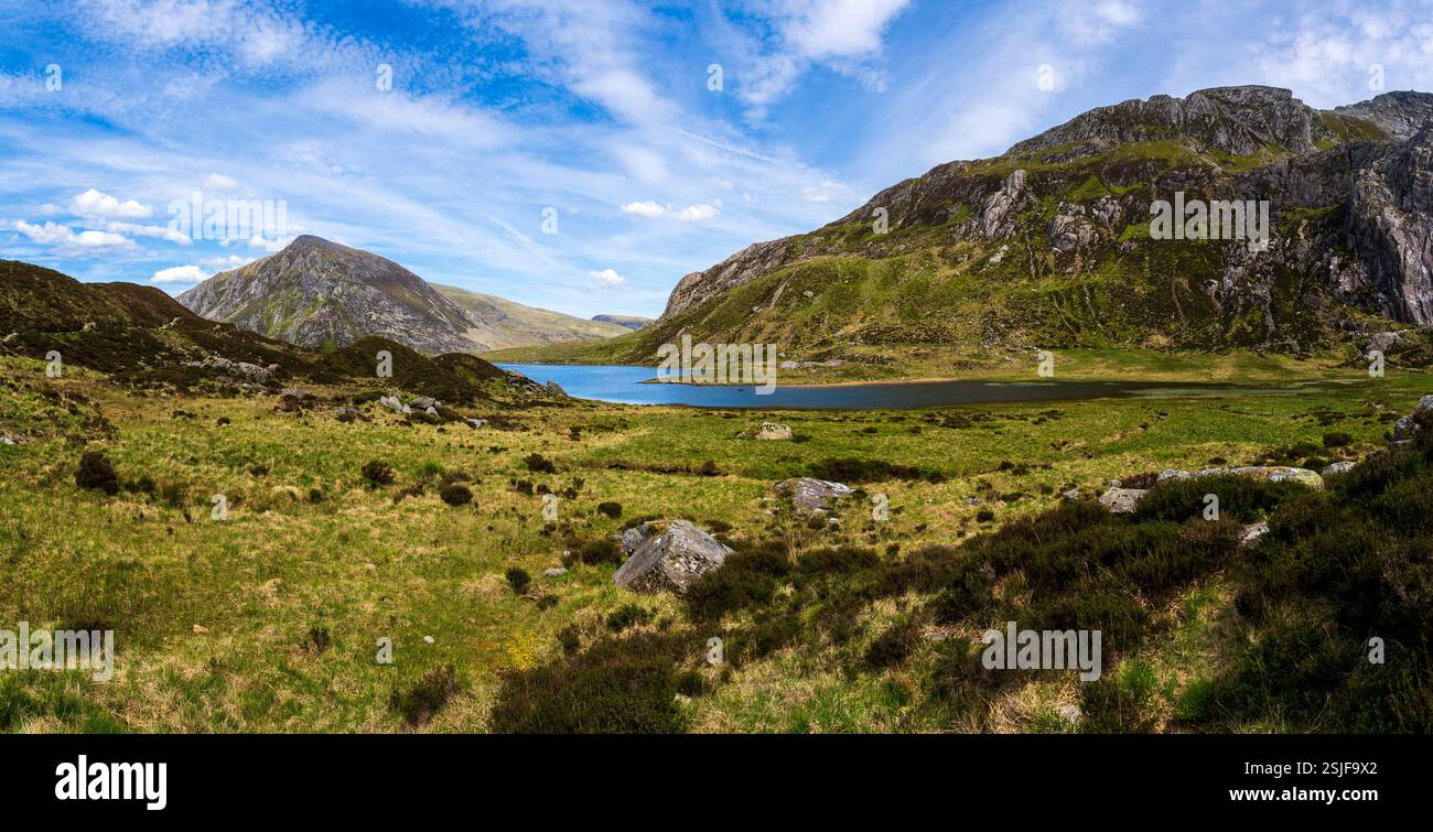Atemberaubender Panoramablick auf den Llyn Idwal-See von der Glyderau Mountain Range im legendären, eisgeschnitzten Cwm Idwal von Nord-Eryri (Snowdonia) Stockfoto Atemberaubender Panoramablick auf den Llyn Idwal-See von der Glyderau Mountain Range im legendären, eisgeschnitzten Cwm Idwal von Nord-Eryri (Snowdonia) Stockfoto