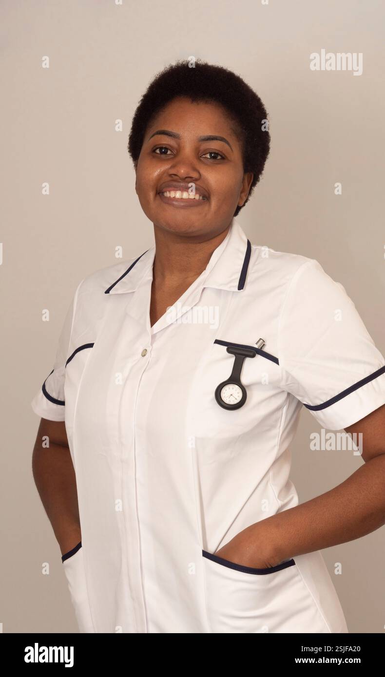England Vereinigtes Königreich, 03.02.2025. Krankenschwester im weißen Mantel mit Uhr und Stift in der Tasche. Stockfoto