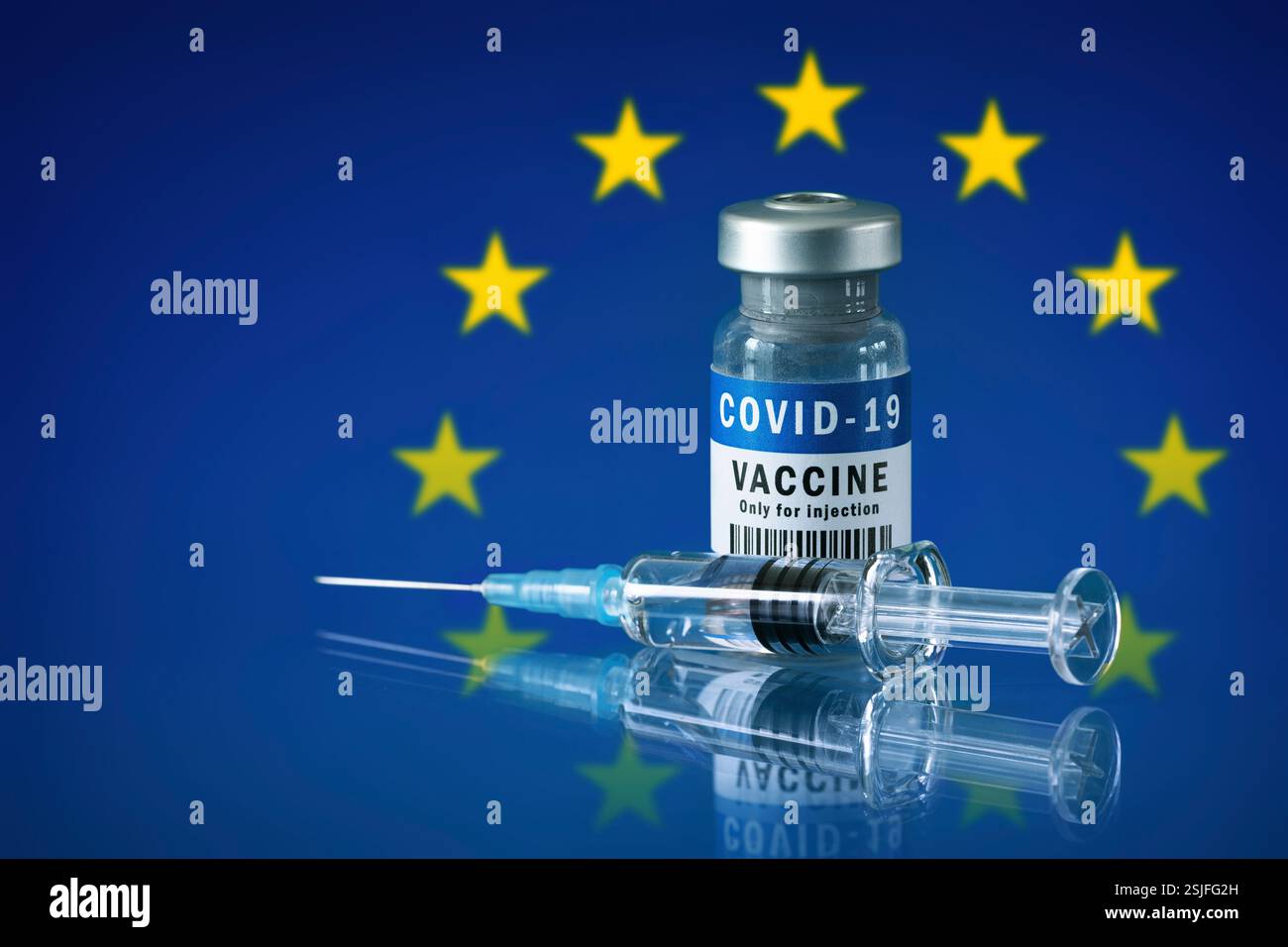 COVID-19-Impfstoff und Spritze Stockfoto
