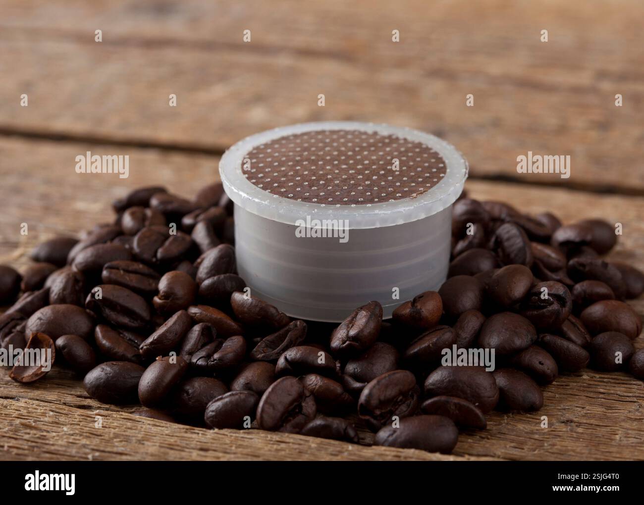 Kaffee Pods auf Holztisch Stockfoto