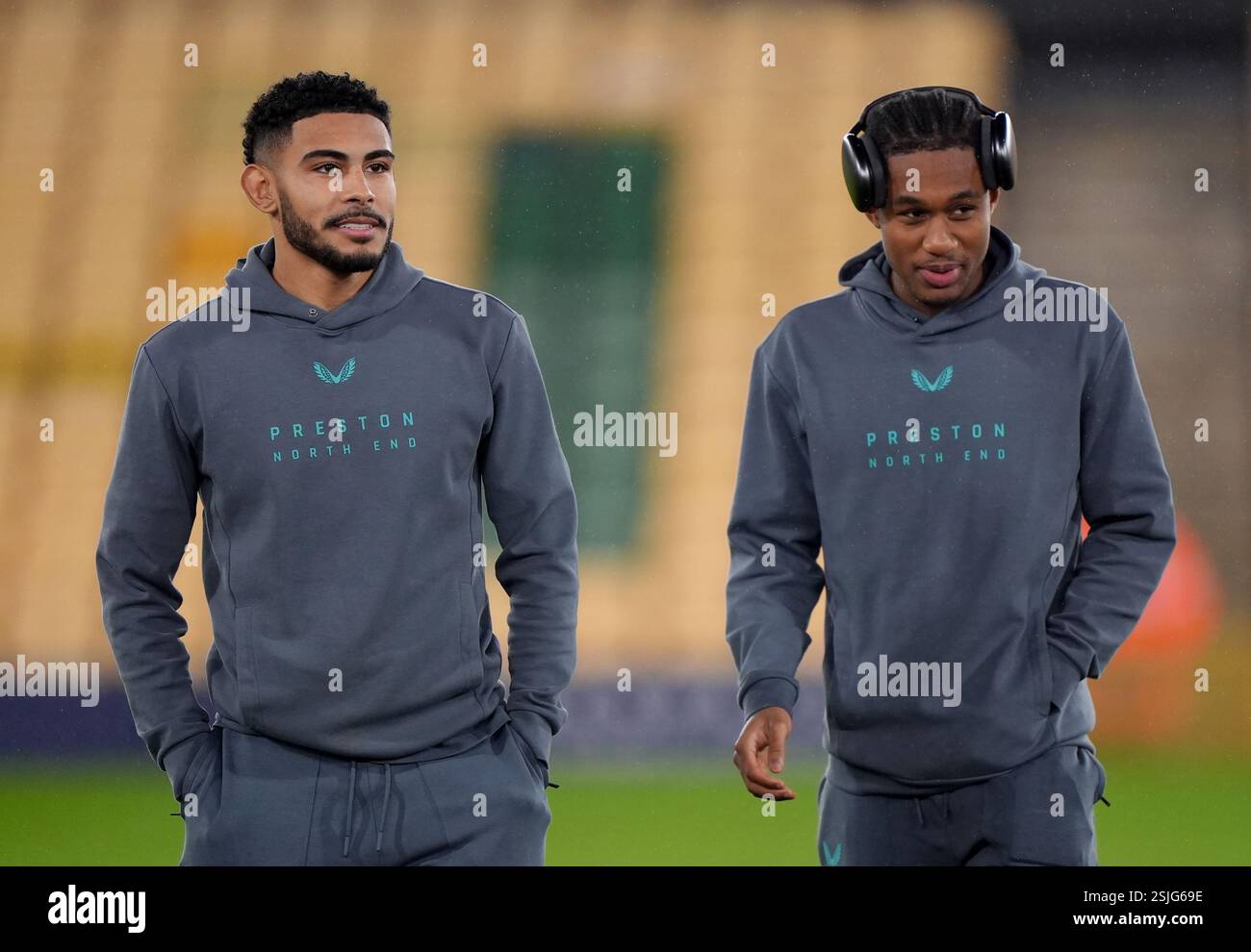 Kaine Kesler Hayden von Preston North End (links) und Jayden Meghoma von Preston North End (rechts) vor dem Sky Bet Championship-Spiel in Carrow Road, Norwich. Bilddatum: Dienstag, 11. Februar 2025. Stockfoto