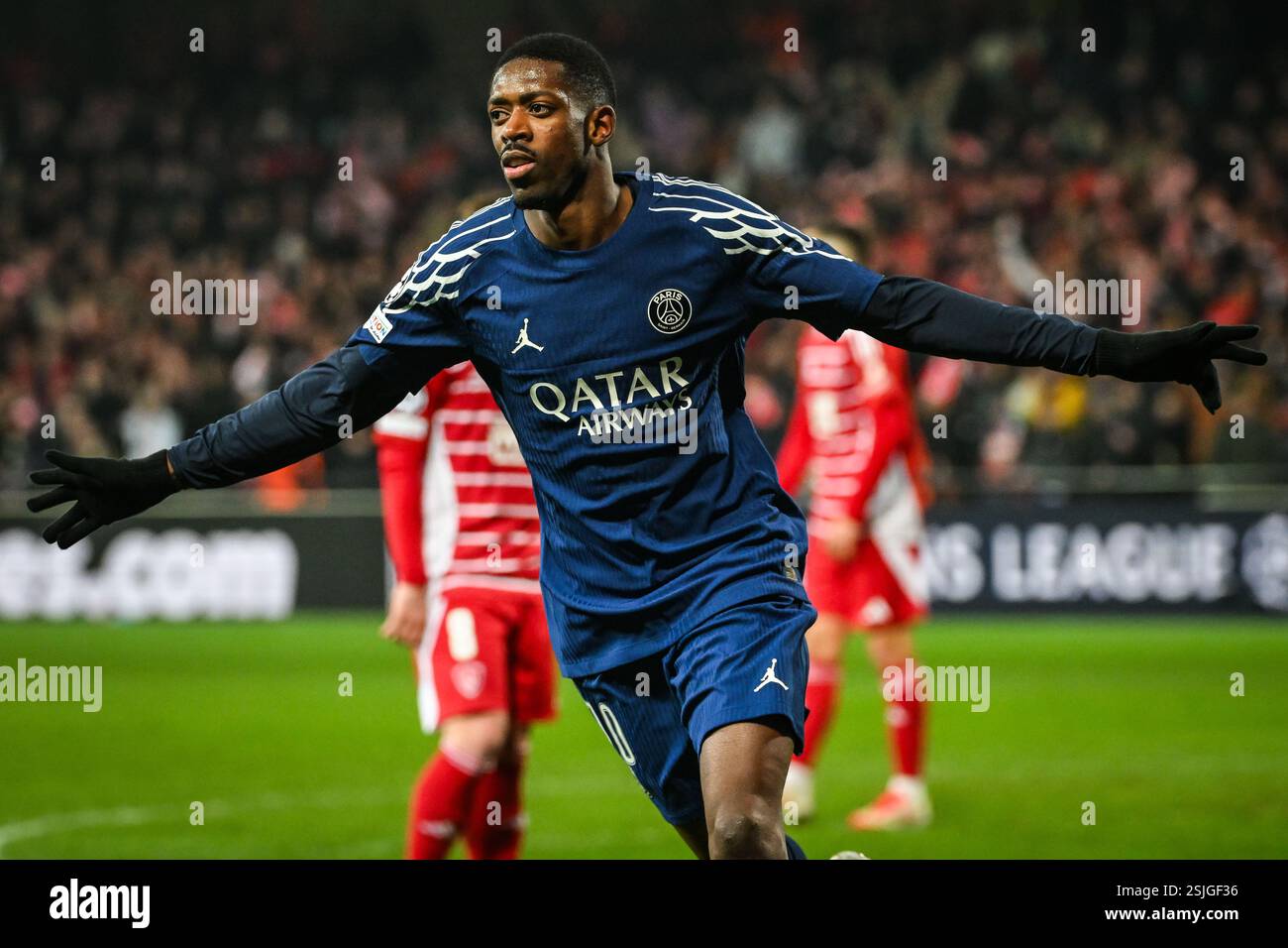 Guingamp, Frankreich, Frankreich. Februar 2025. Ousmane DEMBELE von PSG feiert sein Tor beim UEFA Champions League-Spiel zwischen Stade Brestois Paris Saint-Germain (PSG) am 11. Februar 2025 im Roudourou-Stadion in Guingamp, Frankreich. (Kreditbild: © Matthieu Mirville/ZUMA Press Wire) NUR REDAKTIONELLE VERWENDUNG! Nicht für kommerzielle ZWECKE! Stockfoto