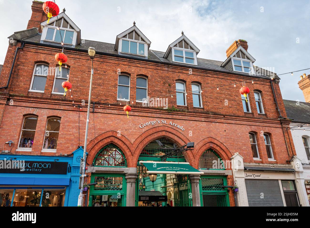 Dublin, Irland - 3. Februar 2025: Die Zufahrt zur George's St. Arcade im Stadtzentrum von Dublin Stockfoto Dublin, Irland - 3. Februar 2025: Die Zufahrt zur George's St. Arcade im Stadtzentrum von Dublin Stockfoto
