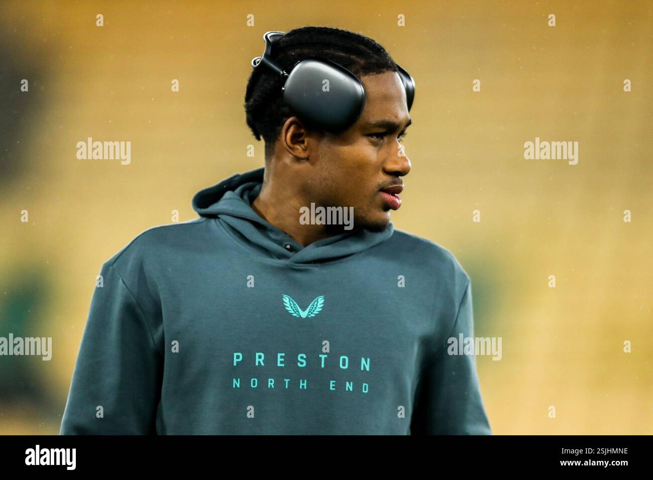 Norwich, Großbritannien. Februar 2025. Jayden Meghoma aus Preston North End kommt vor dem Sky Bet Championship Match Norwich City gegen Preston North End an der Carrow Road, Norwich, Vereinigtes Königreich, 11. Februar 2025 (Foto: Izzy Poles/News Images) in Norwich, Vereinigtes Königreich am 11. Februar 2025. (Foto: Izzy Poles/News Images/SIPA USA) Credit: SIPA USA/Alamy Live News Stockfoto