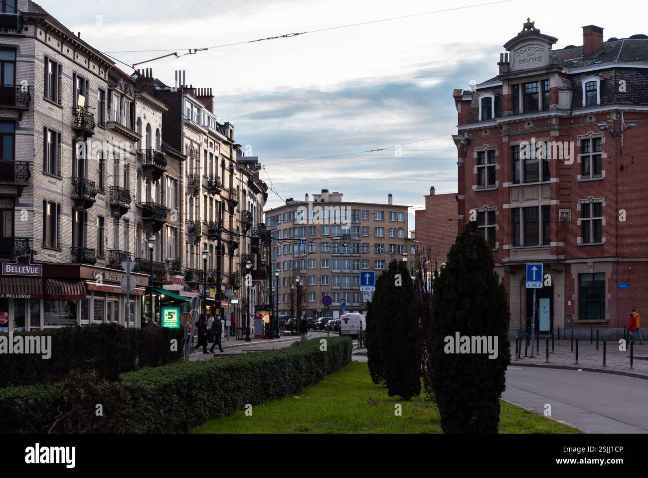 Anderlecht, Region Brüssel-Hauptstadt - Belgien - 03 14 2021 der Tapferkeitsplatz und das Viertel Saint Guy bei Sonnenuntergang während der blauen Stunde Stockfoto