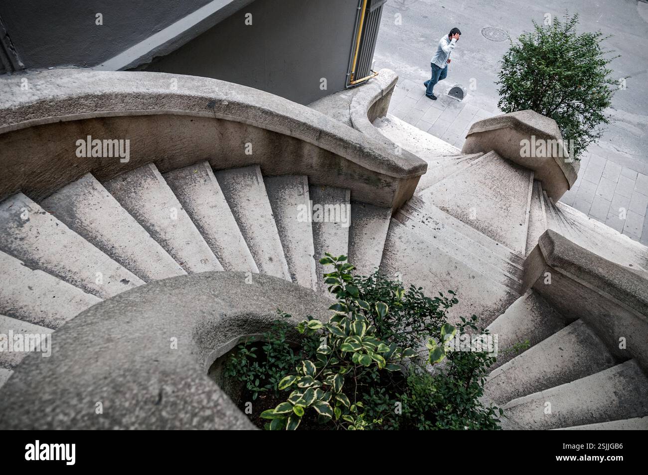 Mann in der Nähe der Camondo Treppen in Istanbul, Beyoğlu, Türkei Stockfoto
