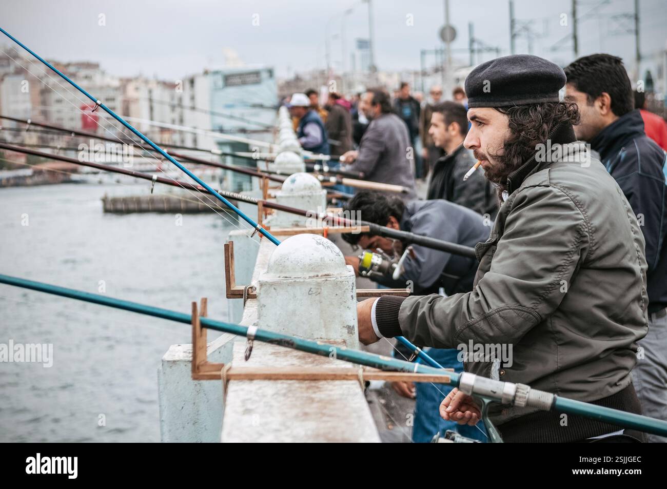 Fischer rauchen auf der Galata-Brücke in Istanbul, Türkei Stockfoto