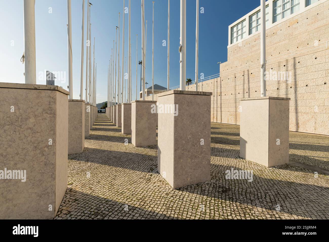 Fahnenmasten vom Centro Cultural de Belem, Kulturzentrum, Lissabon, Portugal Stockfoto