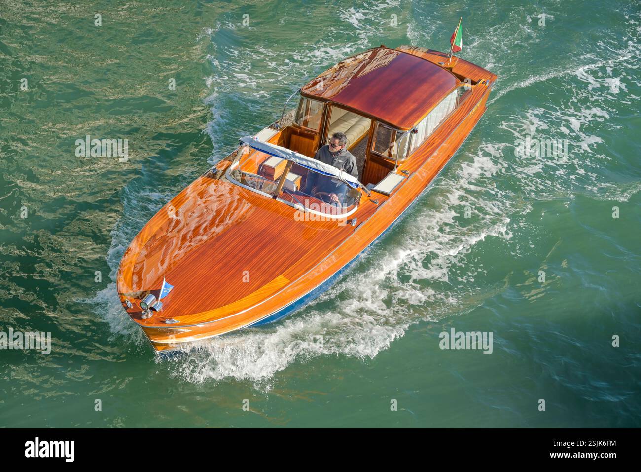 Holzboot auf dem Canal Grande, evtl. ein Boot der Marke Riva, Venedig, Venetien, Italien Stockfoto