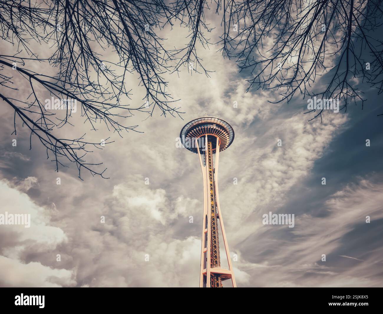 Die legendäre Space Needle in Seattle, Washington, steht hoch vor dem Hintergrund eines hellblauen Himmels mit schimmernden weißen Wolken. Stockfoto