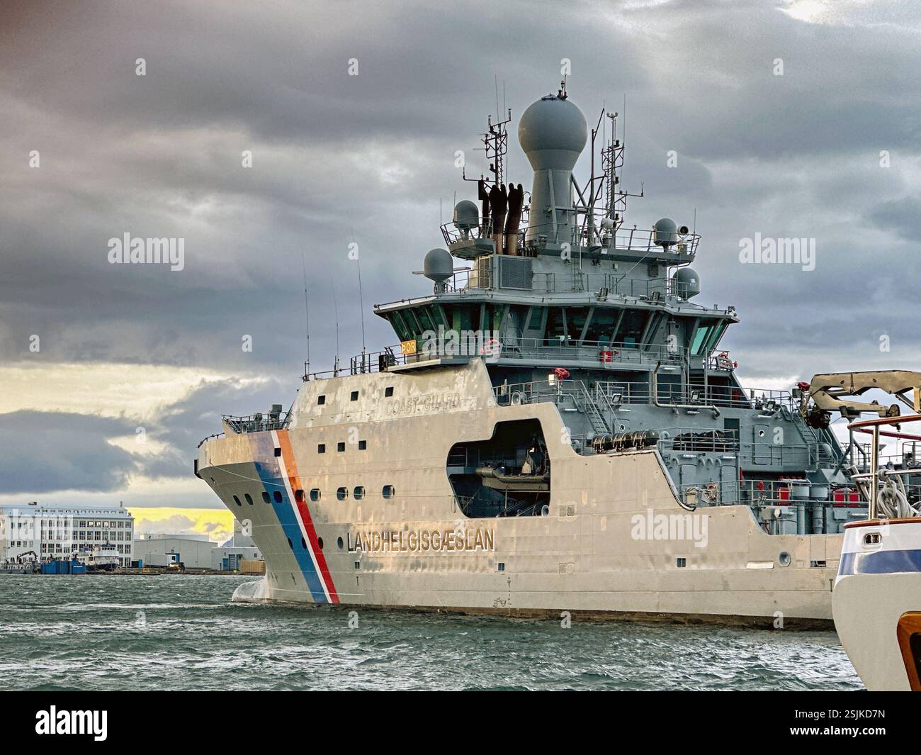 Reykjavík, Island – 21. August 2024: Seefahrtpatrouillenschiff der isländischen Küstenwache legte im Hafen von Reykjavík an - Smartphone-aufgenommenes Stockfoto