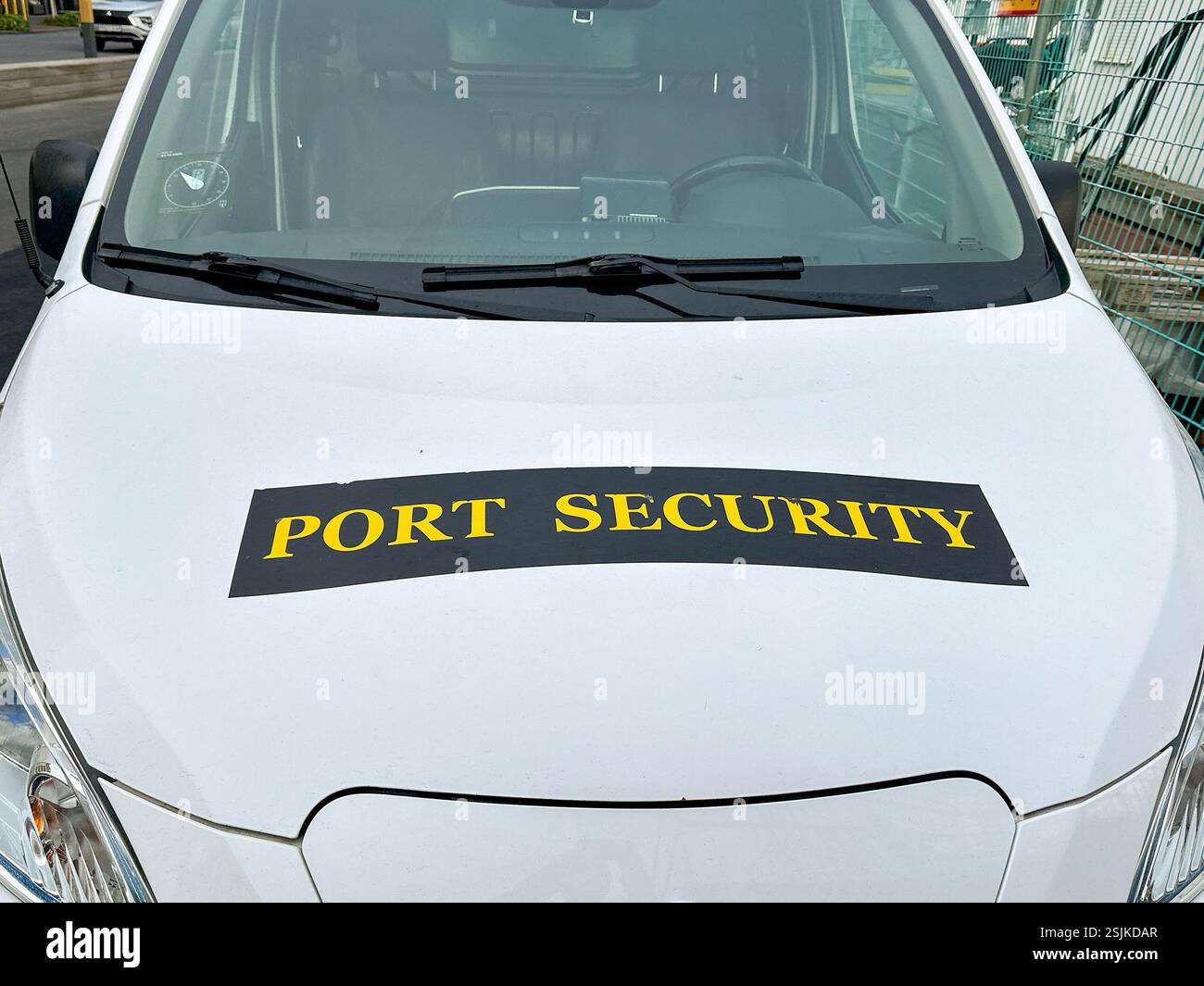 Reykjavík, Island - 21. August 2024: Nahaufnahme eines Streifenwagens, der vom Sicherheitsteam im Hafen von Reykjavík eingesetzt wurde - Smartphone-aufgenommenes Stockfoto