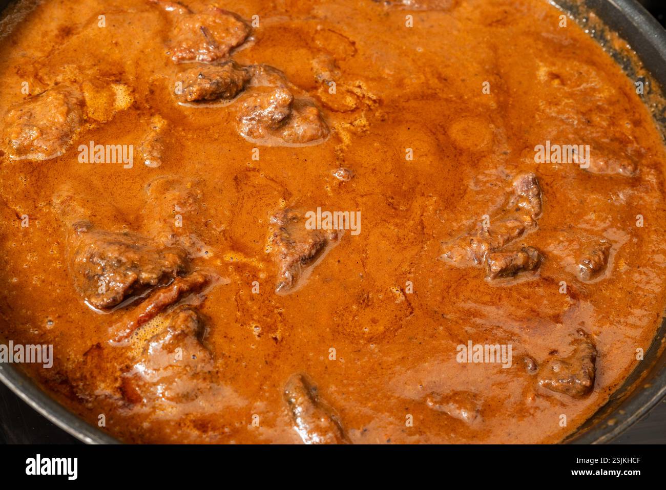 Eine Nahaufnahme von Rinderwangen, gebraten in Wein-Rosmarin und Gemüsesoße Stockfoto