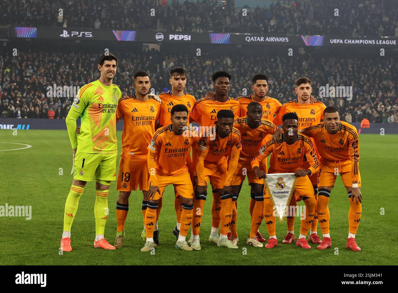 Manchester, Großbritannien. Februar 2025. Foto des Teams von Real Madrid während der Play-off-Runde der UEFA Champions League Manchester City gegen Real Madrid im Etihad Stadium, Manchester, Vereinigtes Königreich, 11. Februar 2025 (Foto: Mark Cosgrove/News Images) in Manchester, Vereinigtes Königreich am 11. Februar 2025. (Foto: Mark Cosgrove/News Images/SIPA USA) Credit: SIPA USA/Alamy Live News Stockfoto
