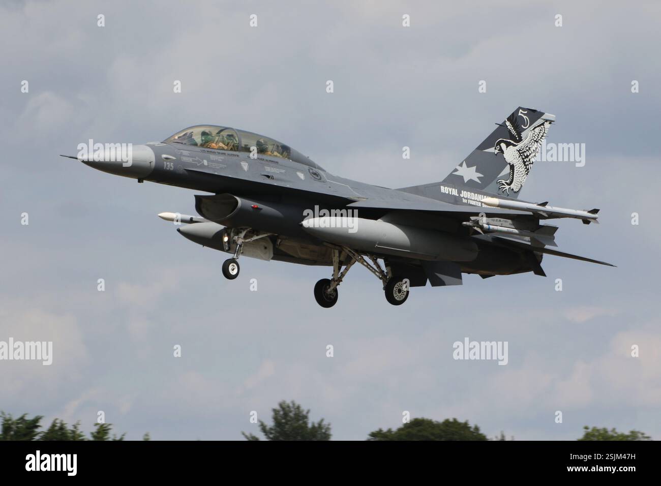 135 kam eine General Dynamics F-16BM, die von der 1st Fighter Squadron ...