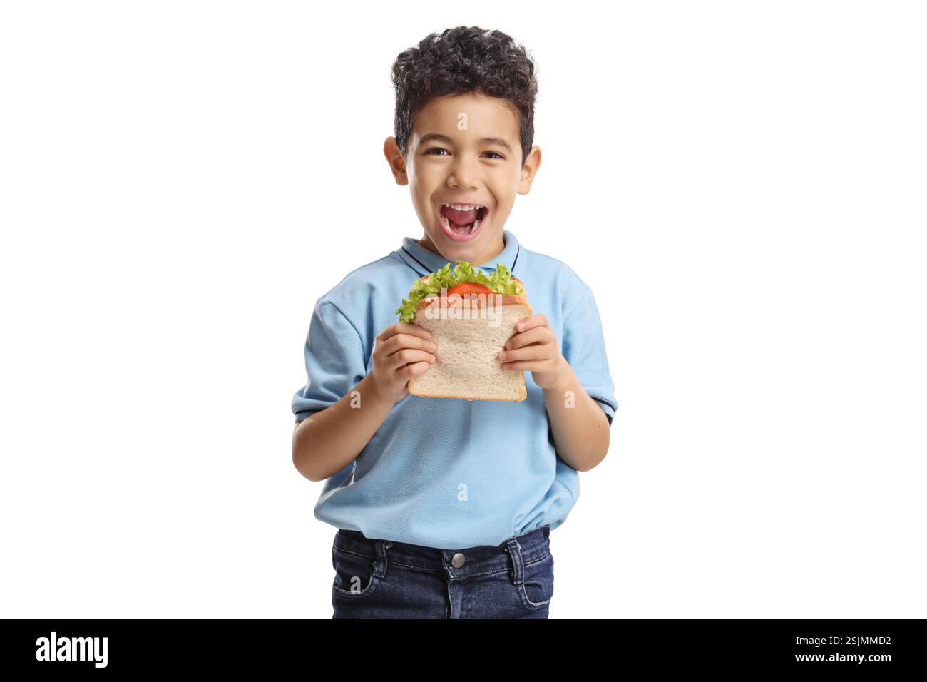 Glücklicher Junge, der ein Sandwich auf weißem Hintergrund isst Stockfoto
