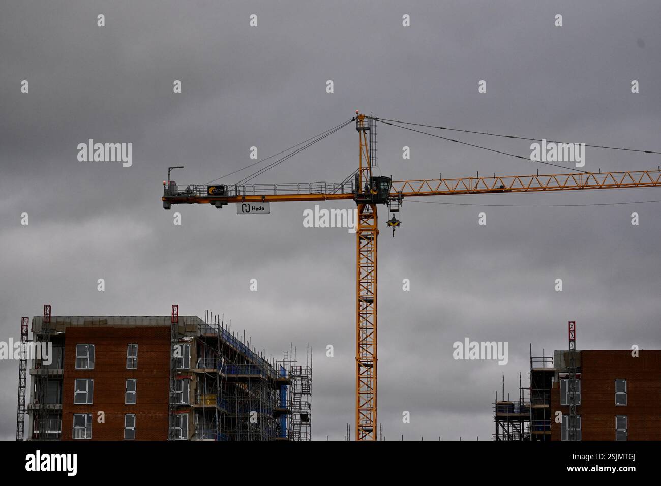 Industriekrane und Gerüste um flache Flächen Stockfoto
