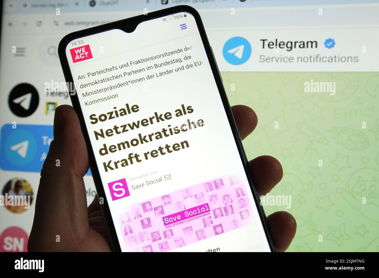Auf einem Smartphone wurde die Website campact.de mit Informationen zur Initiative Save Social öffnen, die sich zum Ziel gesetzt hat, das Internet von der Dominanz der MonopolÂkonzerne zu befreien. Im Hintergrund war der Instant-Messaging-Dienst Telegram auf einem Laptop geöffnet. Schnelsen Hamburg *** die Website campact de wurde auf einem Smartphone mit Informationen über die Save Social Initiative eröffnet, die das Internet von der Dominanz von Monopolkonzernen befreien will der Instant Messaging-Dienst Telegram wurde auf einem Laptop im Hintergrund Schnelsen Hamburg eröffnet Stockfoto