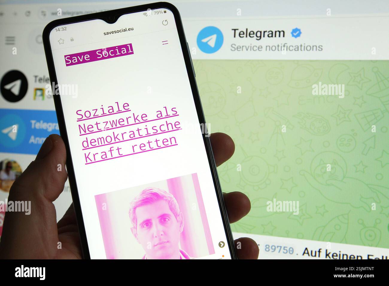 Auf einem Smartphone wurde die Website der Initiative Save Social öffnen, die sich zum Ziel gesetzt hat, das Internet von der Dominanz der MonopolÂkonzerne zu befreien. Im Hintergrund war der Instant-Messaging-Dienst Telegram auf einem Laptop geöffnet. Schnelsen Hamburg Stockfoto