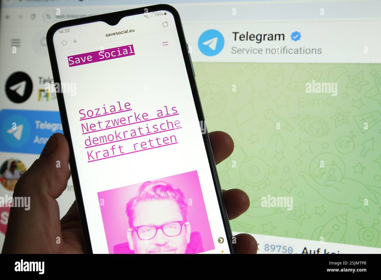 Auf einem Smartphone wurde die Website der Initiative Save Social öffnen, die sich zum Ziel gesetzt hat, das Internet von der Dominanz der MonopolÂkonzerne zu befreien. Im Hintergrund war der Instant-Messaging-Dienst Telegram auf einem Laptop geöffnet. Schnelsen Hamburg Stockfoto