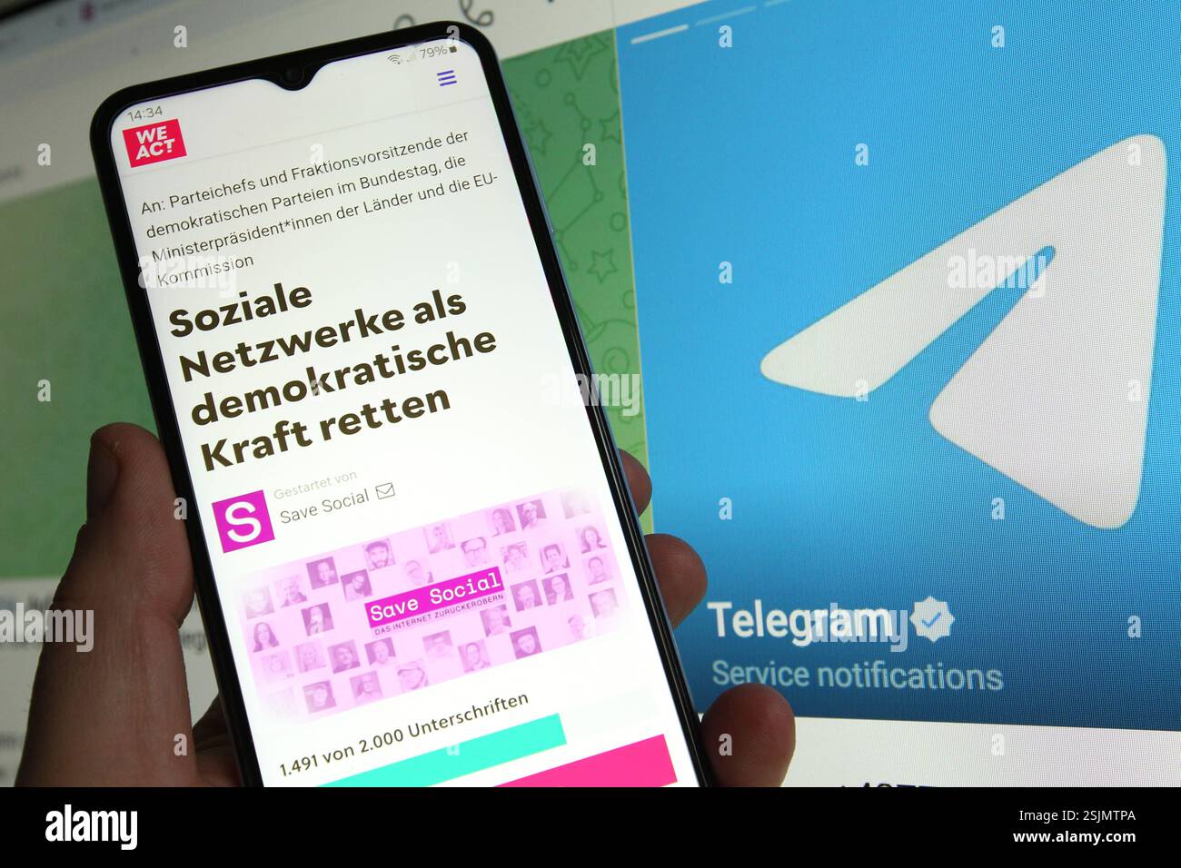 Auf einem Smartphone wurde die Website campact.de mit Informationen zur Initiative Save Social öffnen, die sich zum Ziel gesetzt hat, das Internet von der Dominanz der MonopolÂkonzerne zu befreien. Im Hintergrund war der Instant-Messaging-Dienst Telegram auf einem Laptop geöffnet. Schnelsen Hamburg *** die Website campact de wurde auf einem Smartphone mit Informationen über die Save Social Initiative eröffnet, die das Internet von der Dominanz von Monopolkonzernen befreien will der Instant Messaging-Dienst Telegram wurde auf einem Laptop im Hintergrund Schnelsen Hamburg eröffnet Stockfoto