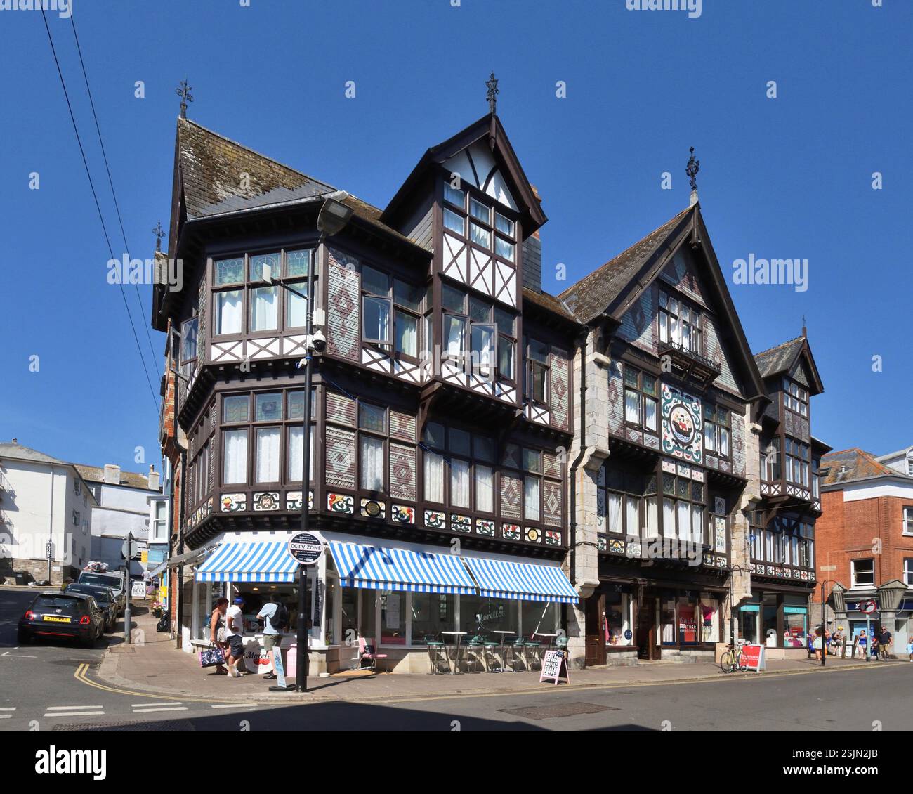 Dartmouth, Devon. Fachwerkhaus im Tudor Revival Stil am Fairfax Place. Stockfoto