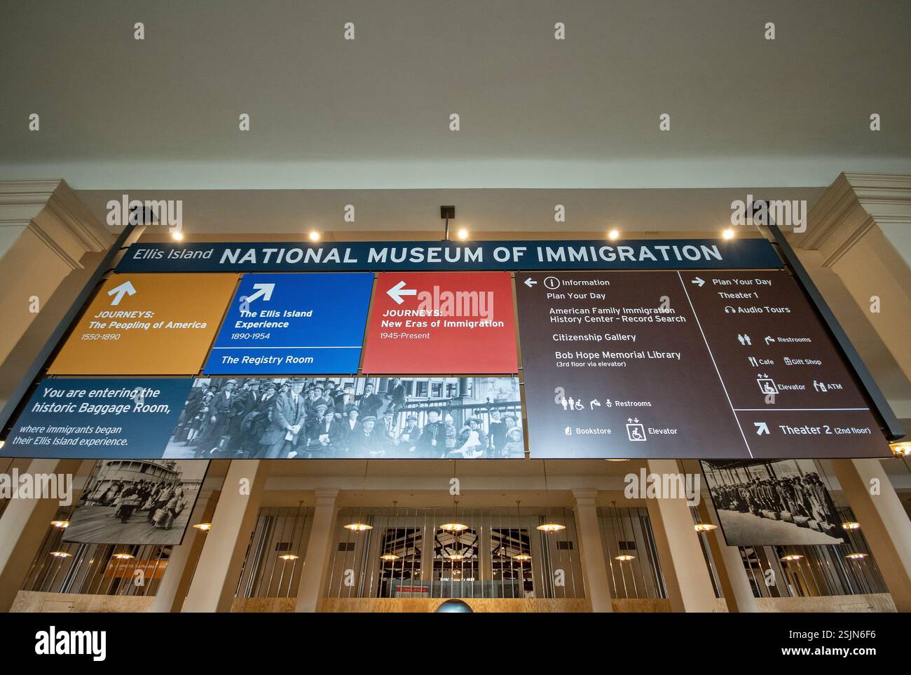 Informationsschild am Eingang des Ellis Island National Museum of Immigration, Ellis Island, New York City, USA Stockfoto