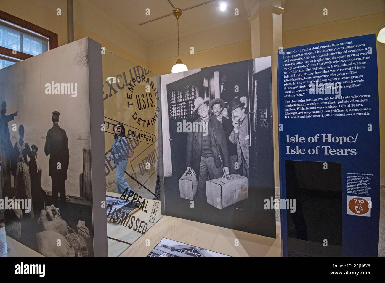 Alte Fotos von Einwanderern im Ellis Island National Museum of Immigration, Ellis Island, New York City, USA Stockfoto
