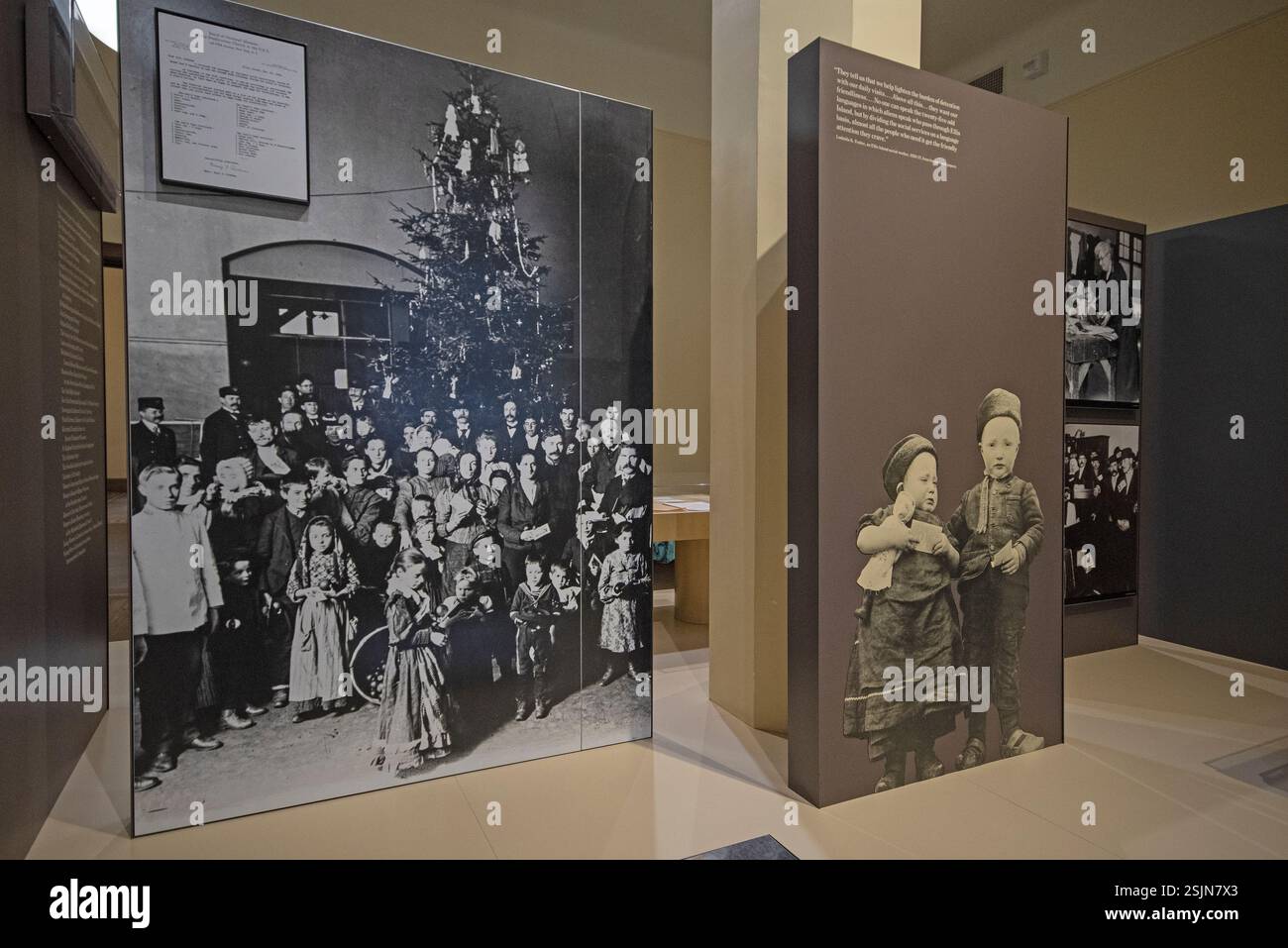 Alte Fotos von Einwanderern im Ellis Island National Museum of Immigration, Ellis Island, New York City, USA Stockfoto