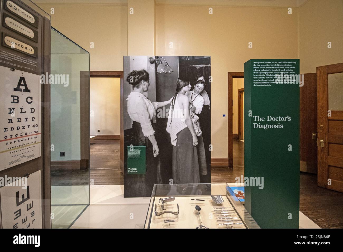 Foto, das die medizinische Untersuchung einer Einwandererin zeigt, Ellis Island National Museum of Immigration, Ellis Island, New York City, USA Stockfoto