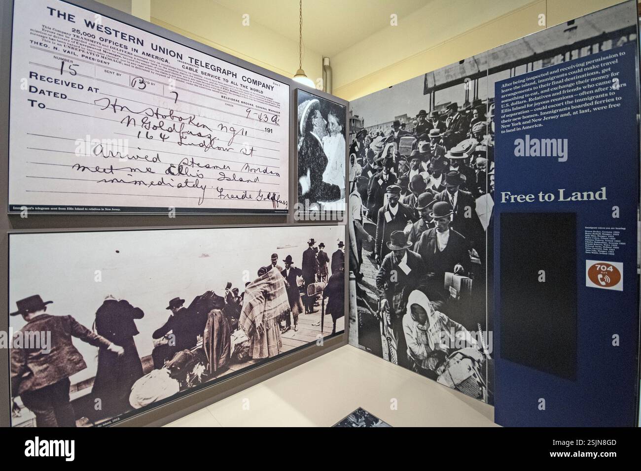 Alte Fotos von Einwanderern im Ellis Island National Museum of Immigration, Ellis Island, New York City, USA Stockfoto