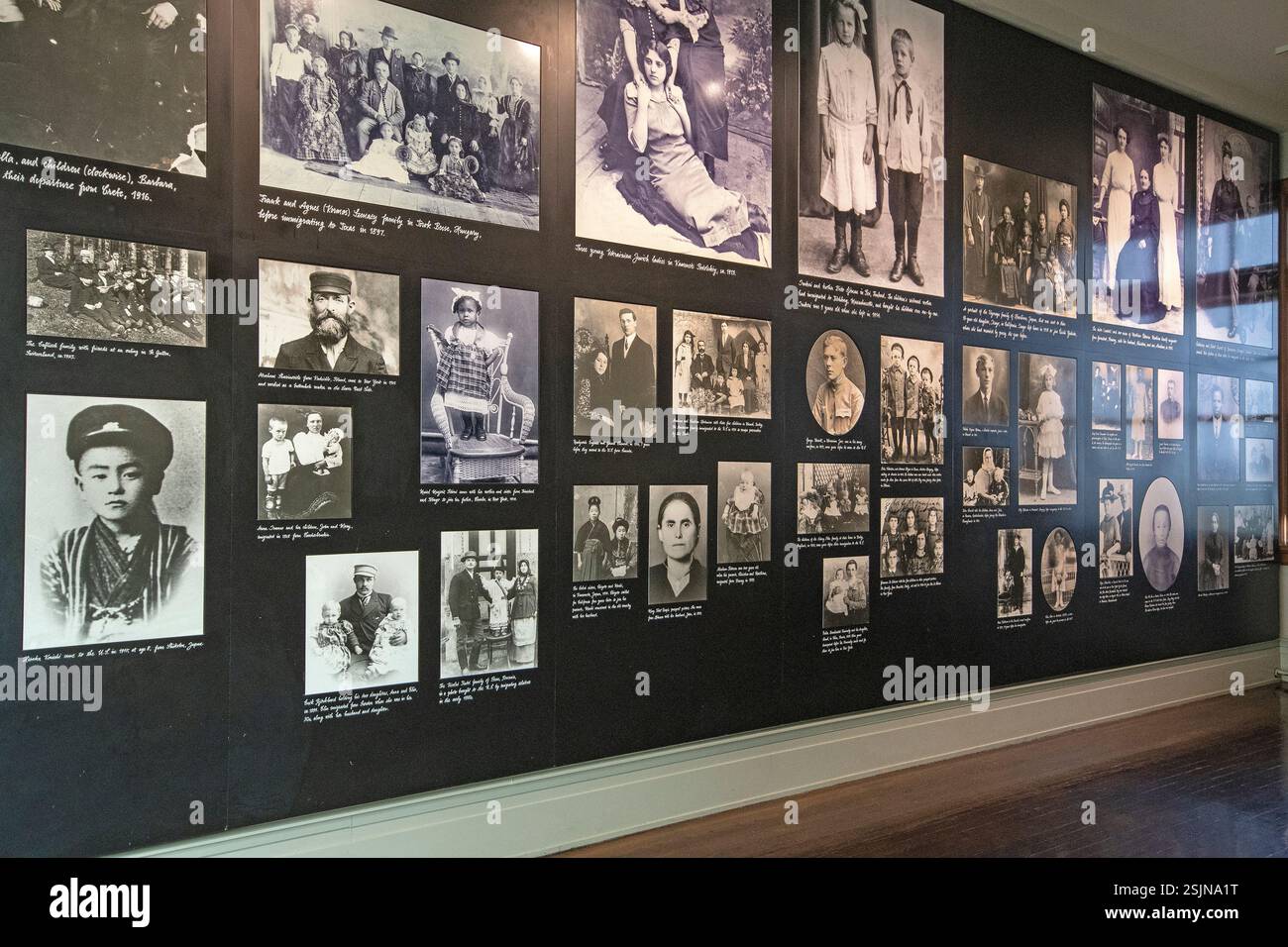 Alte Fotos von Einwanderern im Ellis Island National Museum of Immigration, Ellis Island, New York City, USA Stockfoto