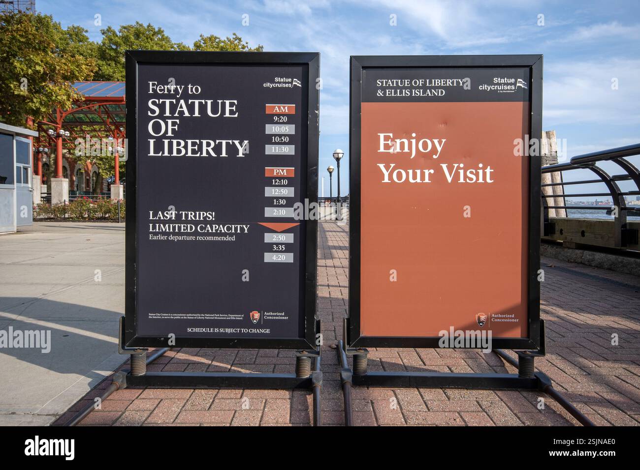 Fahrplanschild für den Fährservice zur Freiheitsstatue von Ellis Island, Ellis Island, New York City, USA Stockfoto