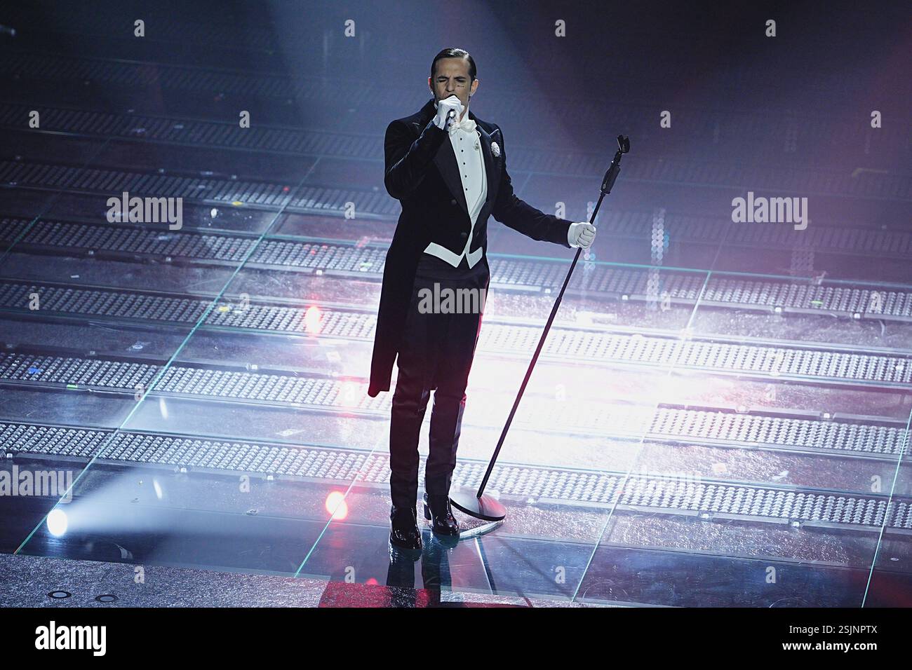 Sanremo, Italien. Februar 2025. Achille Lauro tritt am ersten Abend der 75. Ausgabe des Sanremo Italian Song Festivals im Ariston Theatre in Sanremo, Norditalien, auf – Dienstag, 11. Februar 2025. Unterhaltung. (Foto: Marco Alpozzi/LaPresse) Credit: LaPresse/Alamy Live News Stockfoto