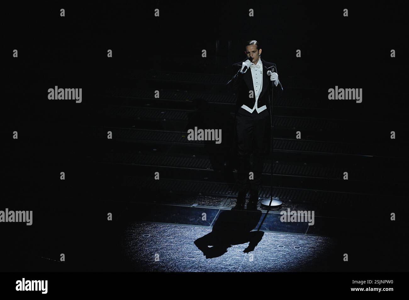 Sanremo, Italien. Februar 2025. Achille Lauro tritt am ersten Abend der 75. Ausgabe des Sanremo Italian Song Festivals im Ariston Theatre in Sanremo, Norditalien, auf – Dienstag, 11. Februar 2025. Unterhaltung. (Foto: Marco Alpozzi/LaPresse) Credit: LaPresse/Alamy Live News Stockfoto