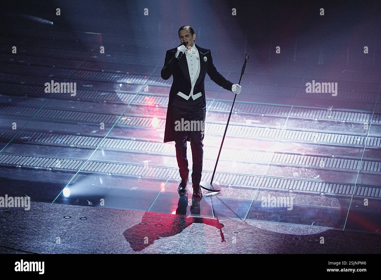 Sanremo, Italien. Februar 2025. Achille Lauro tritt am ersten Abend der 75. Ausgabe des Sanremo Italian Song Festivals im Ariston Theatre in Sanremo, Norditalien, auf – Dienstag, 11. Februar 2025. Unterhaltung. (Foto: Marco Alpozzi/LaPresse) Credit: LaPresse/Alamy Live News Stockfoto