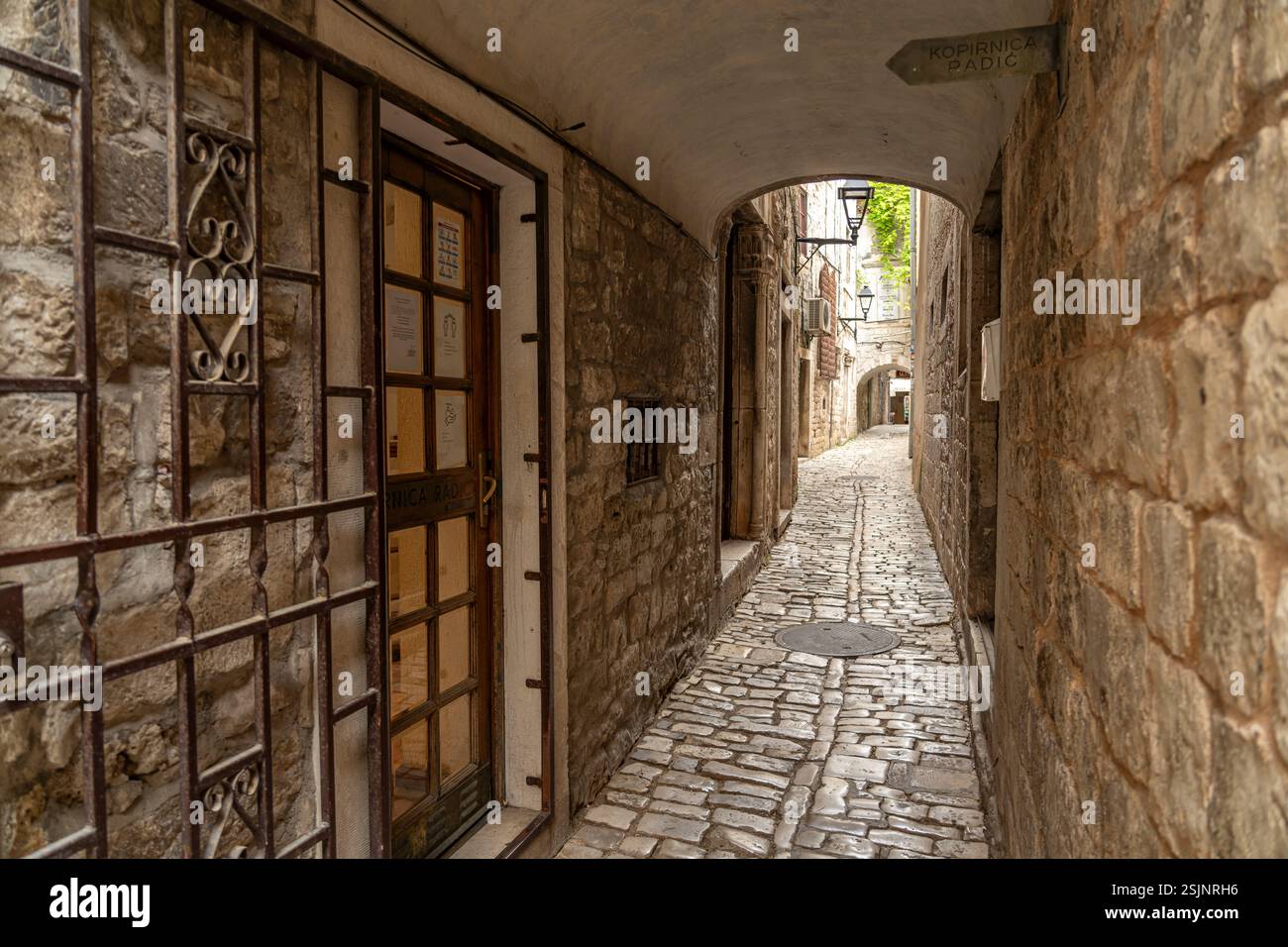 Enge Gasse in der Altstadt von Trogir, Kroatien, Europa Stockfoto