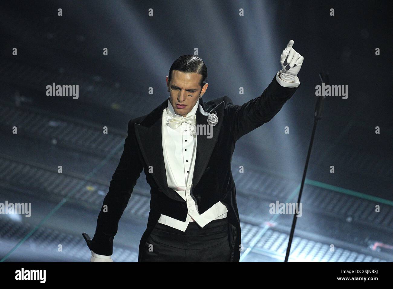 Sanremo, Italien. Februar 2025. Achille Lauro tritt am ersten Abend der 75. Ausgabe des Sanremo Italian Song Festivals im Ariston Theatre in Sanremo, Norditalien, auf – Dienstag, 11. Februar 2025. Unterhaltung. (Foto: Marco Alpozzi/LaPresse) Credit: LaPresse/Alamy Live News Stockfoto